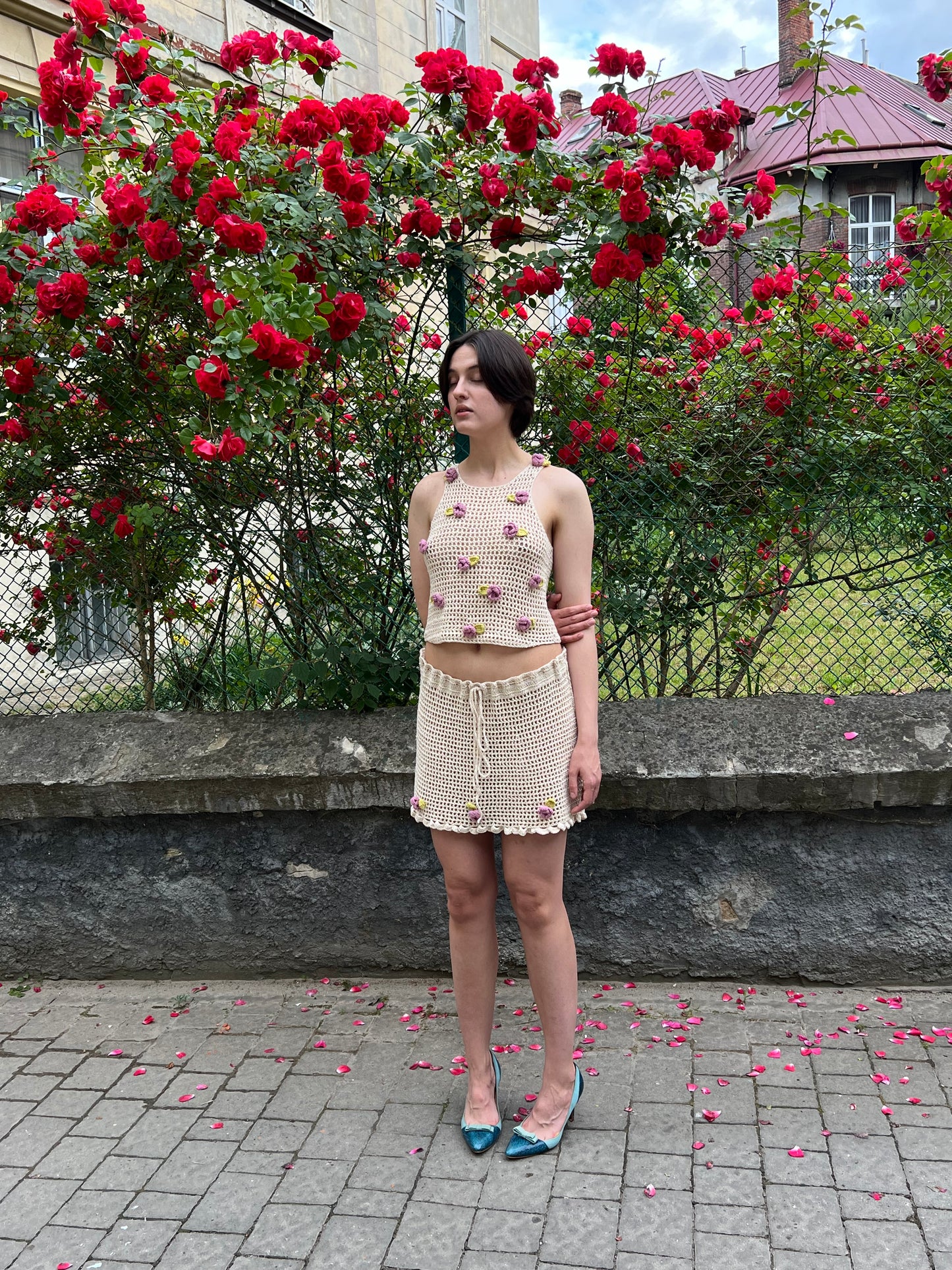 Crochet skirt with roses
